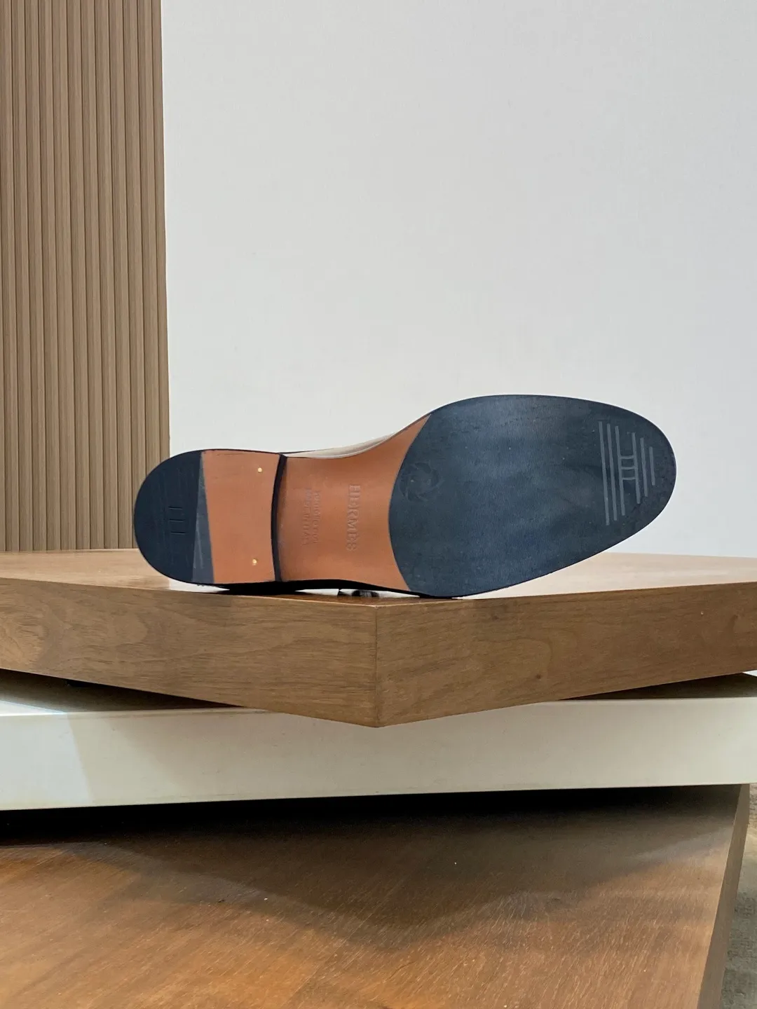 Men's shoes 💰780 HERMES/Hermès GAME slip-on loafers. These loafers are made of matte frosted calfskin. They are equipped with functional Kelly shoe buckles to easily create a fashionable urban style. They are equipped with genuine leather welts and lightweight grooved rubber foam outsole. They have genuine calfskin lining and silk-screen logo feet. They are slip-on design. They are novel and fashionable, with a handsome upper. Comes with a dust bag in the original box! Size: 39-40-41-42-43-44 standard leather shoe size (38/45 can be customized but does not support returns)
